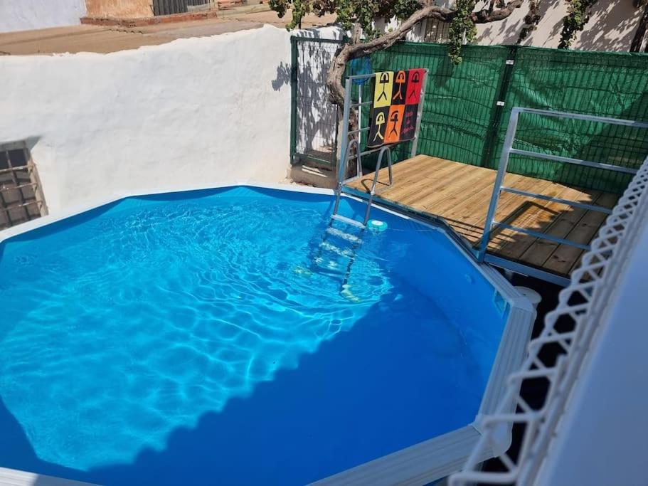 Casa amplia, piscina privada, 4 dormitorios y playa cercana
