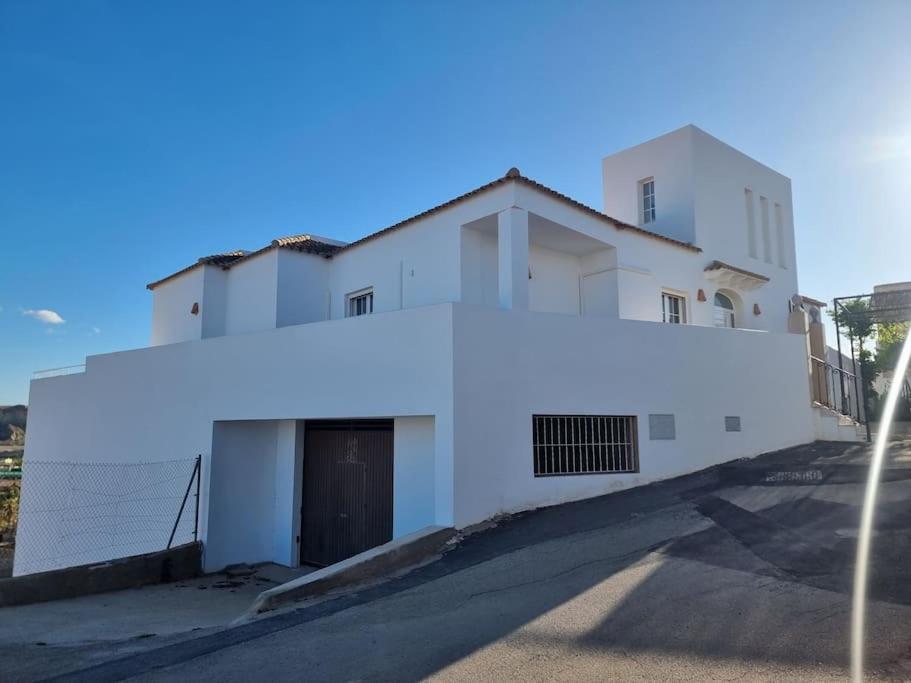 Casa amplia, piscina privada, 4 dormitorios y playa cercana