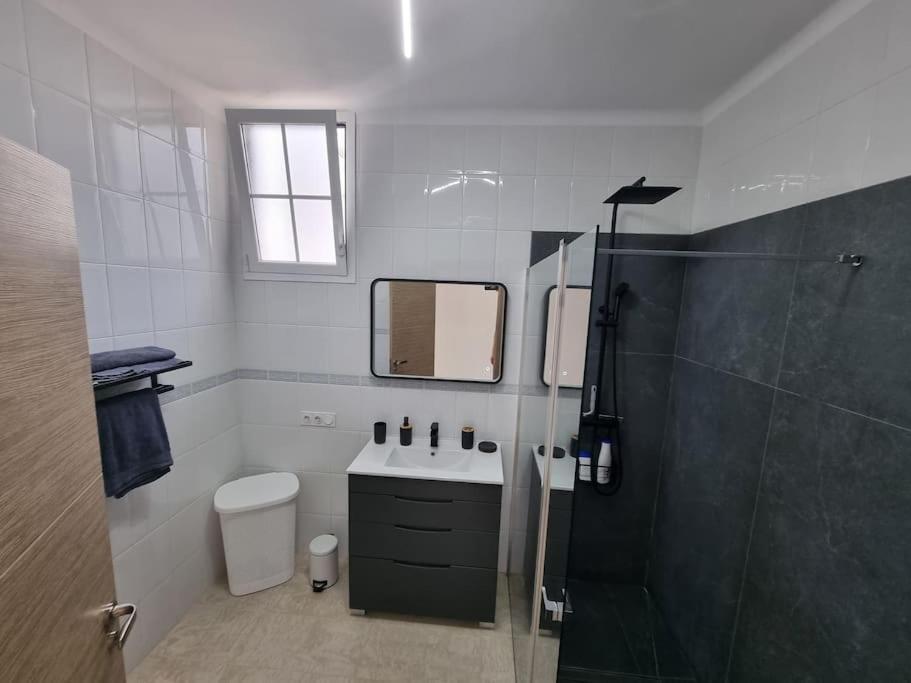 Casa amplia, piscina privada, 4 dormitorios y playa cercana