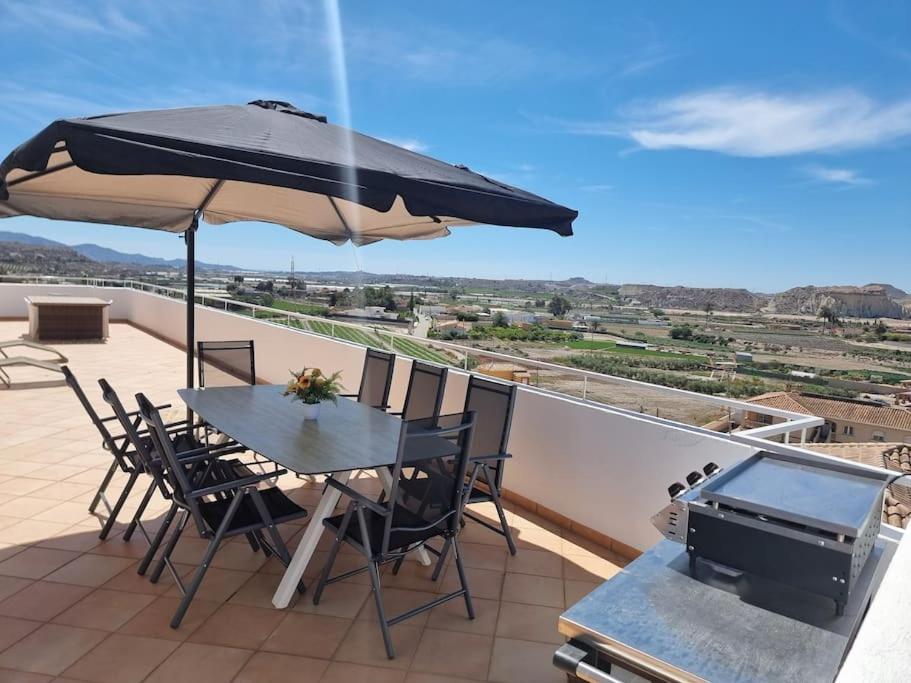 Casa amplia, piscina privada, 4 dormitorios y playa cercana