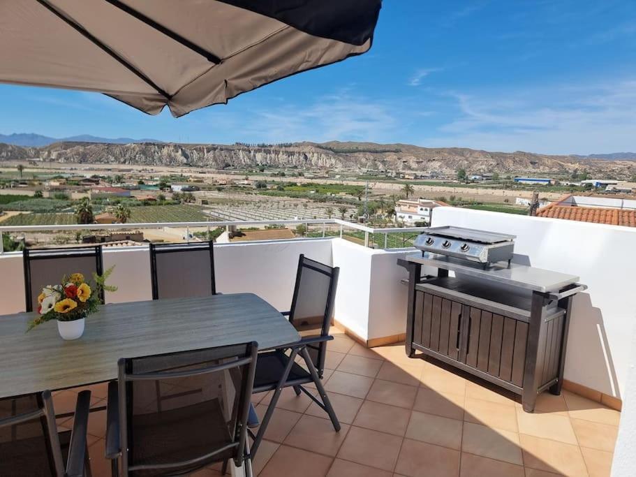 Casa amplia, piscina privada, 4 dormitorios y playa cercana