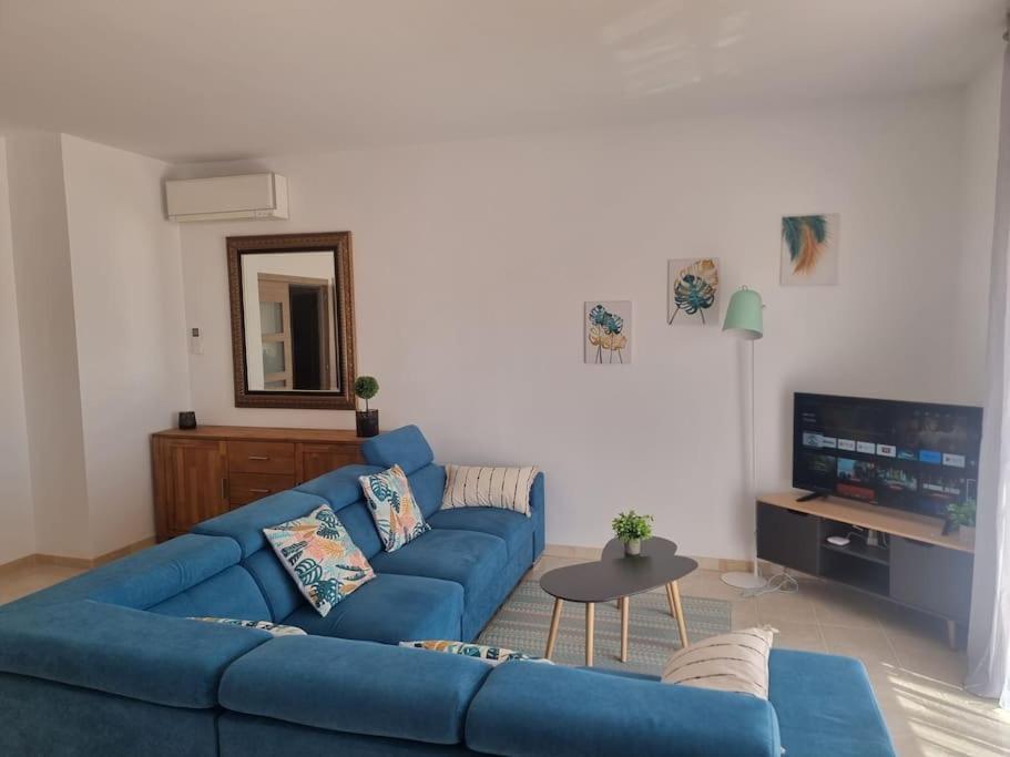 Casa amplia, piscina privada, 4 dormitorios y playa cercana
