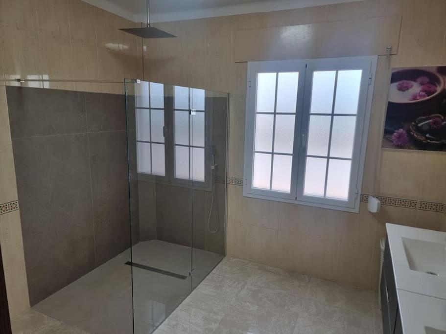 Casa amplia, piscina privada, 4 dormitorios y playa cercana