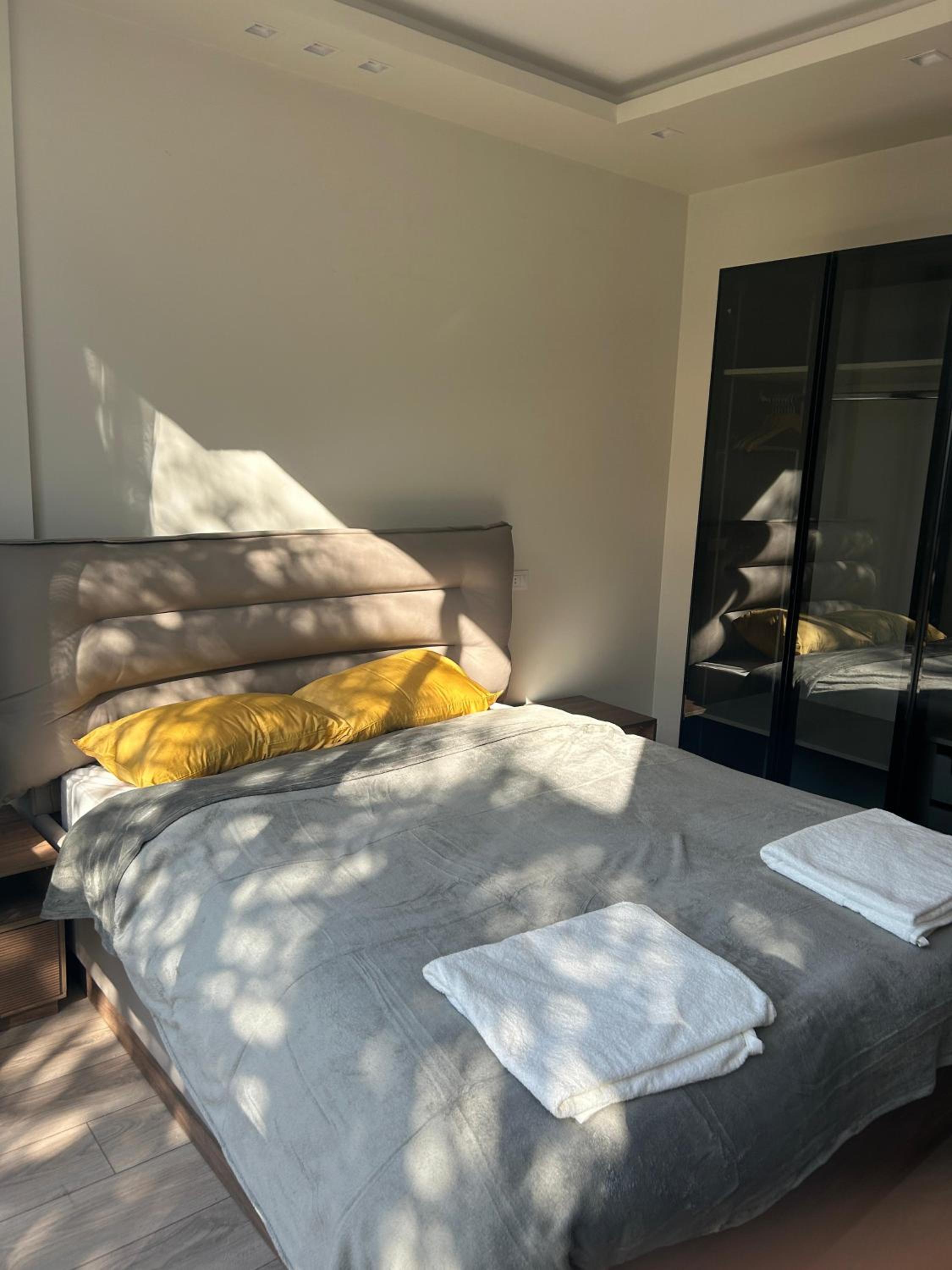 Artsy 2BR Lakeview residence