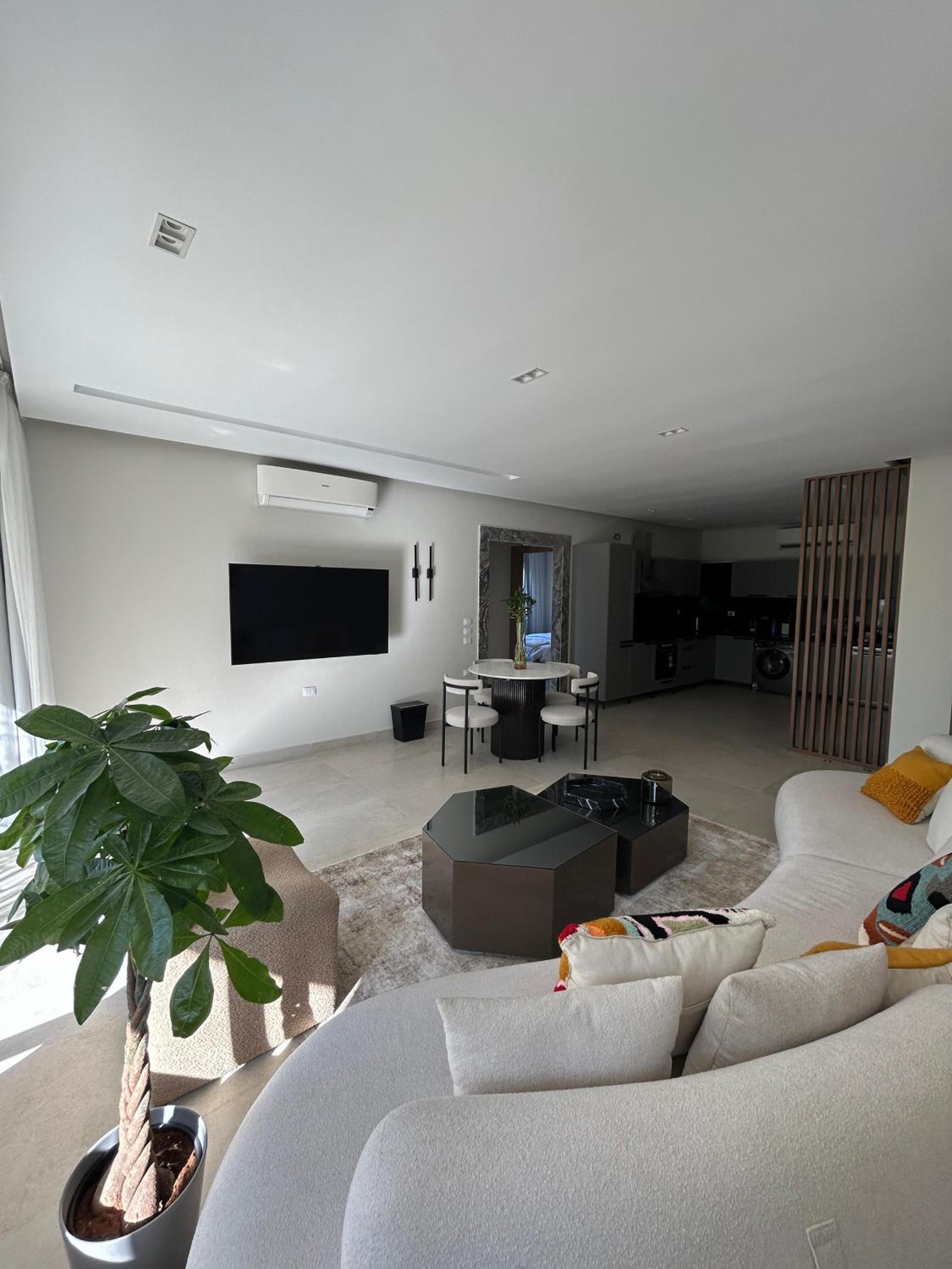 Artsy 2BR Lakeview residence