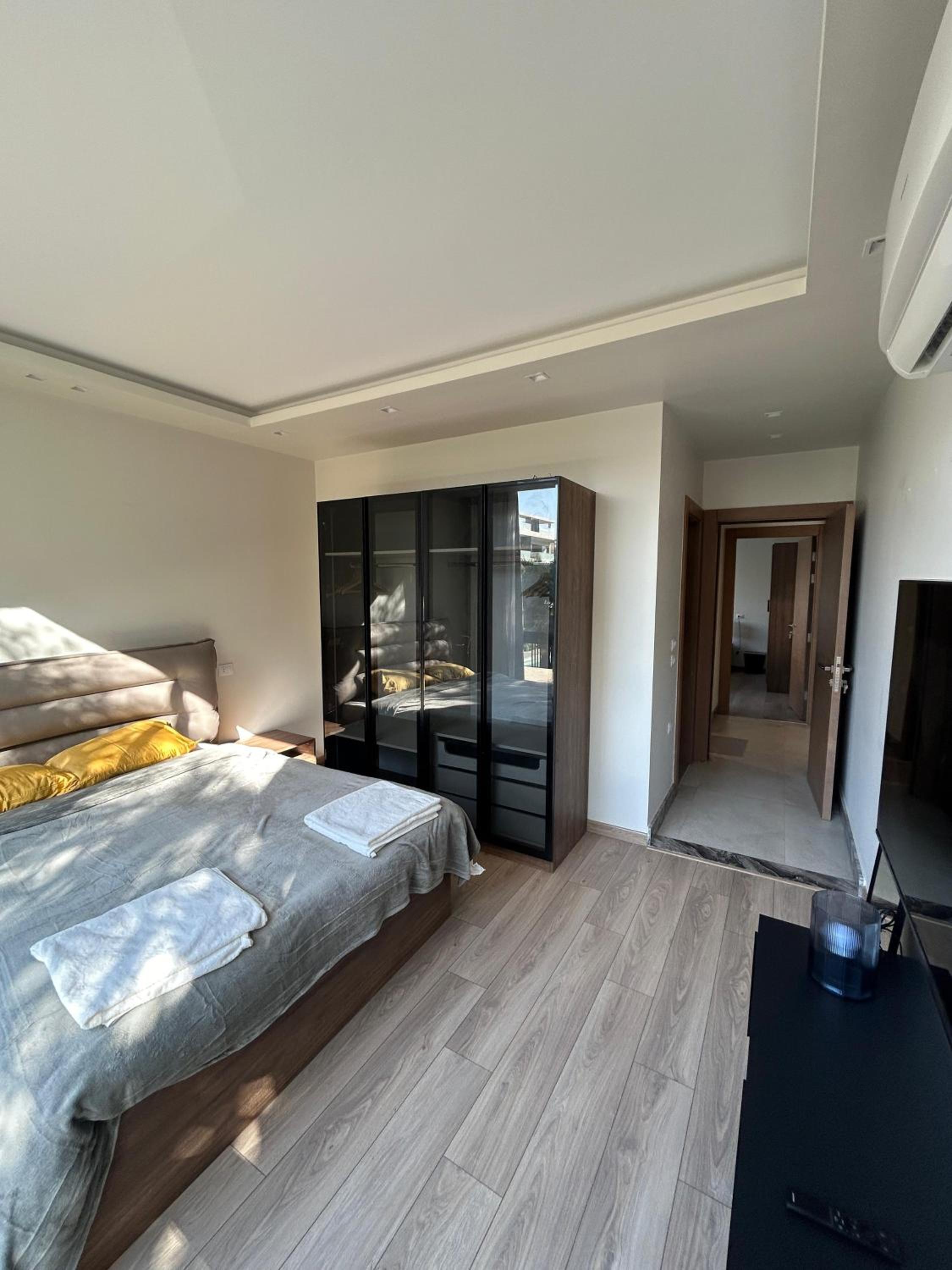 Artsy 2BR Lakeview residence