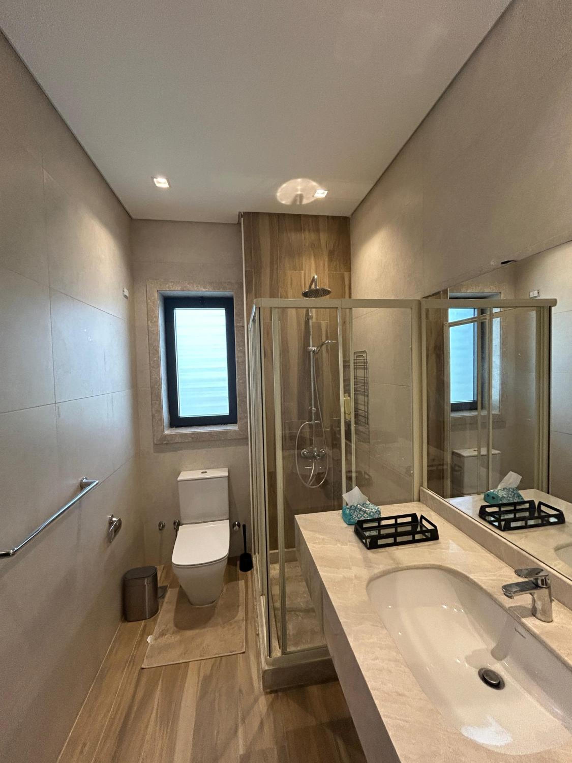 Artsy 2BR Lakeview residence