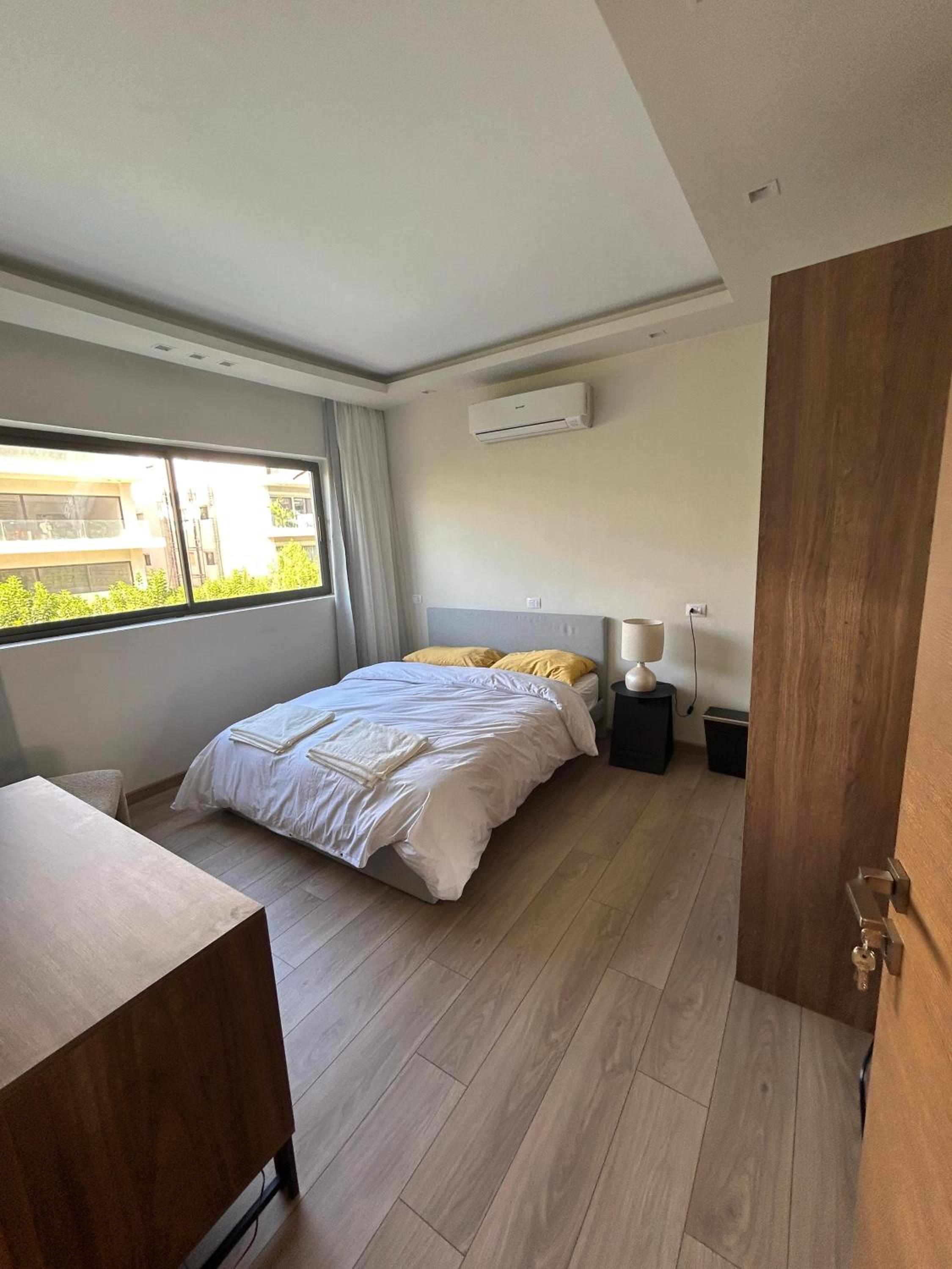 Artsy 2BR Lakeview residence