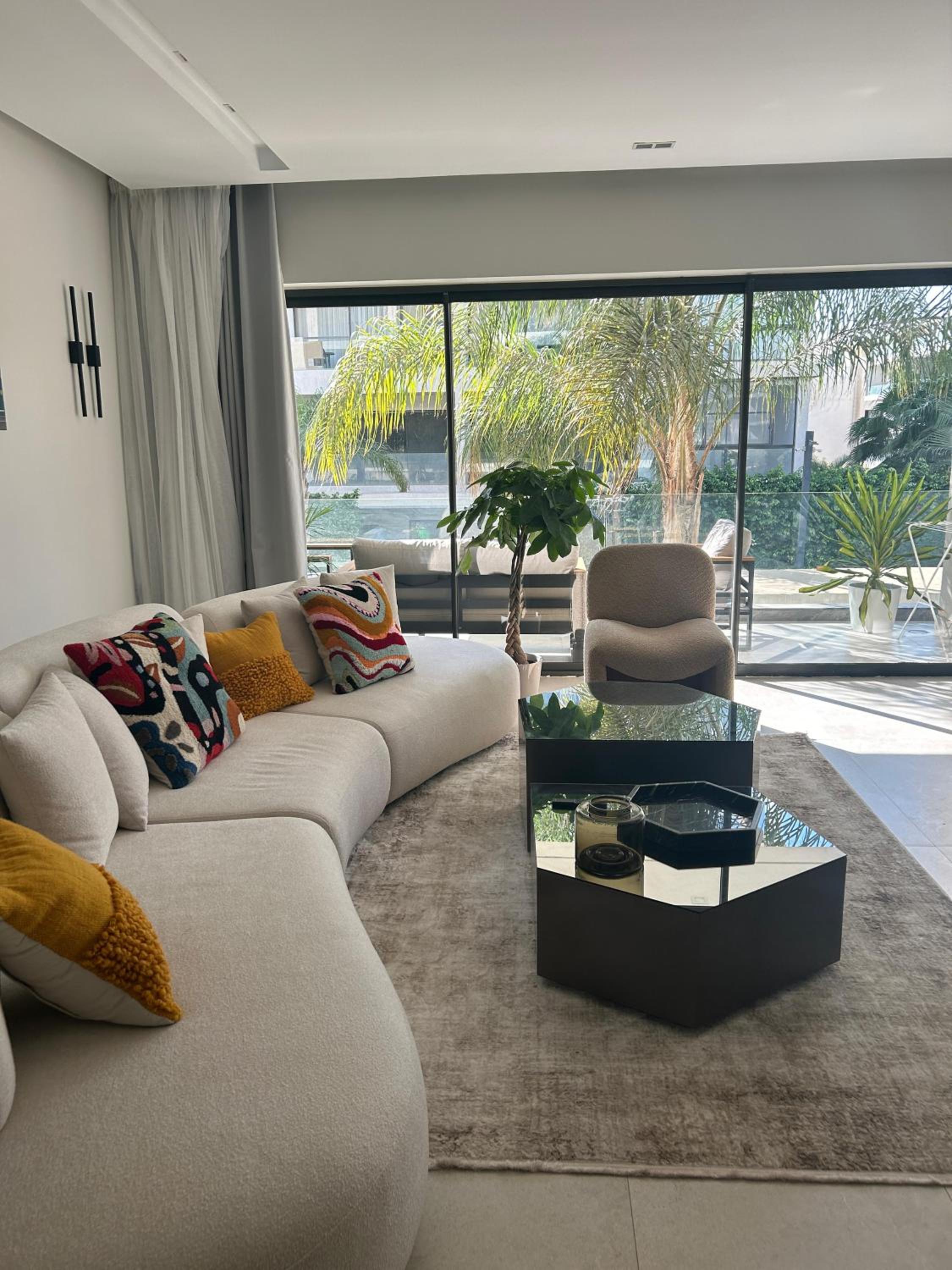 Artsy 2BR Lakeview residence