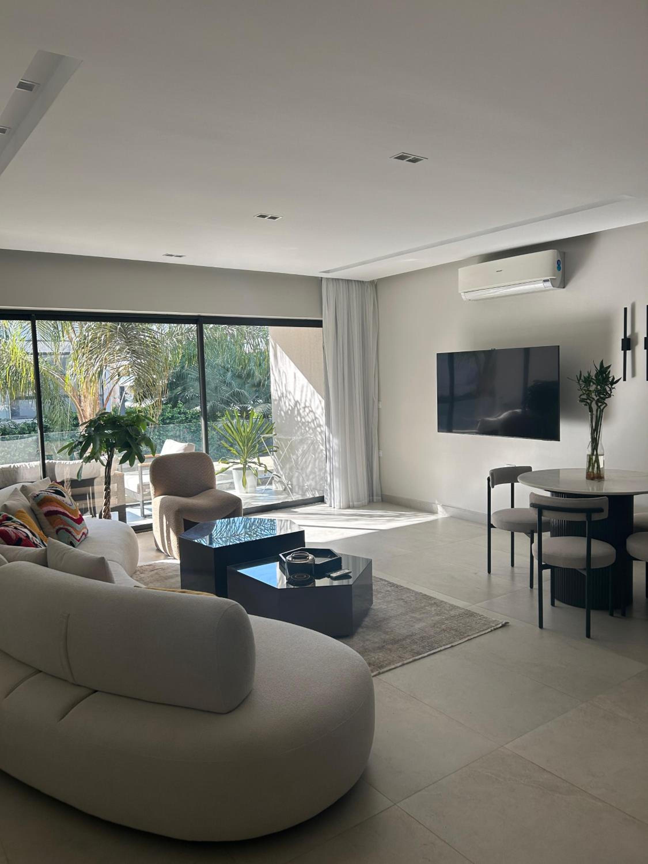 Artsy 2BR Lakeview residence