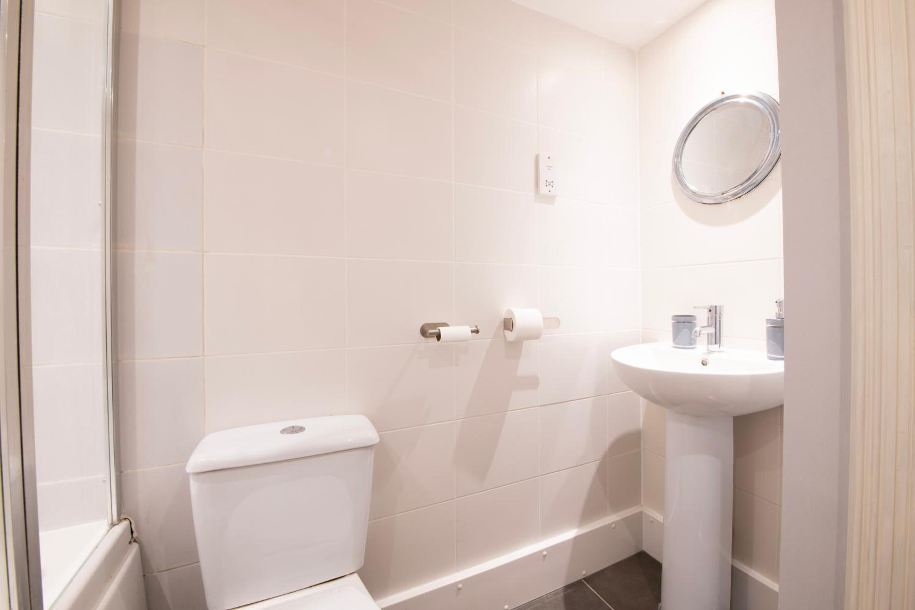 Spacious Queens - Sleeps 8 with Free Parking by Prescott Apartments view 3