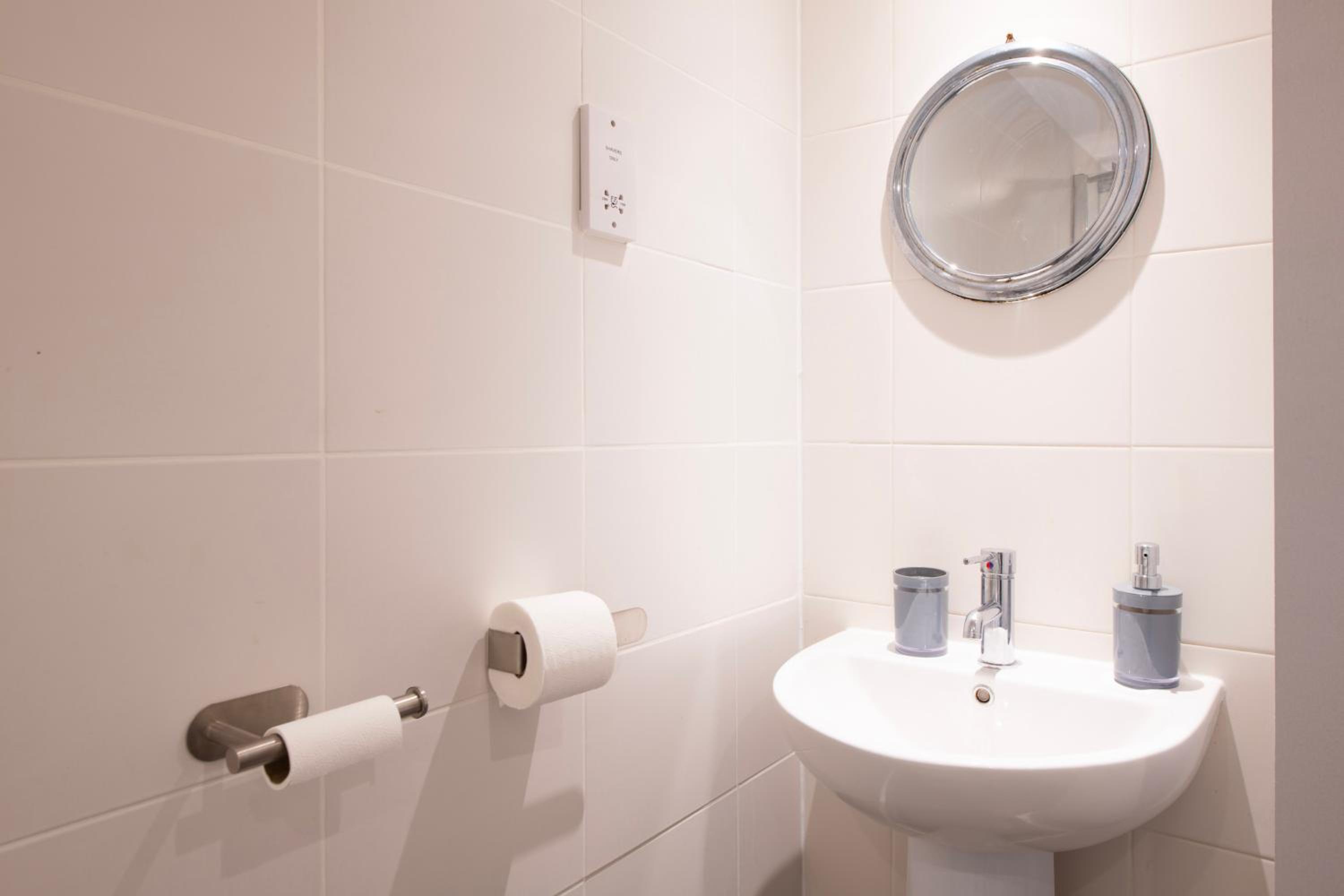 Spacious Queens - Sleeps 8 with Free Parking by Prescott Apartments view 4