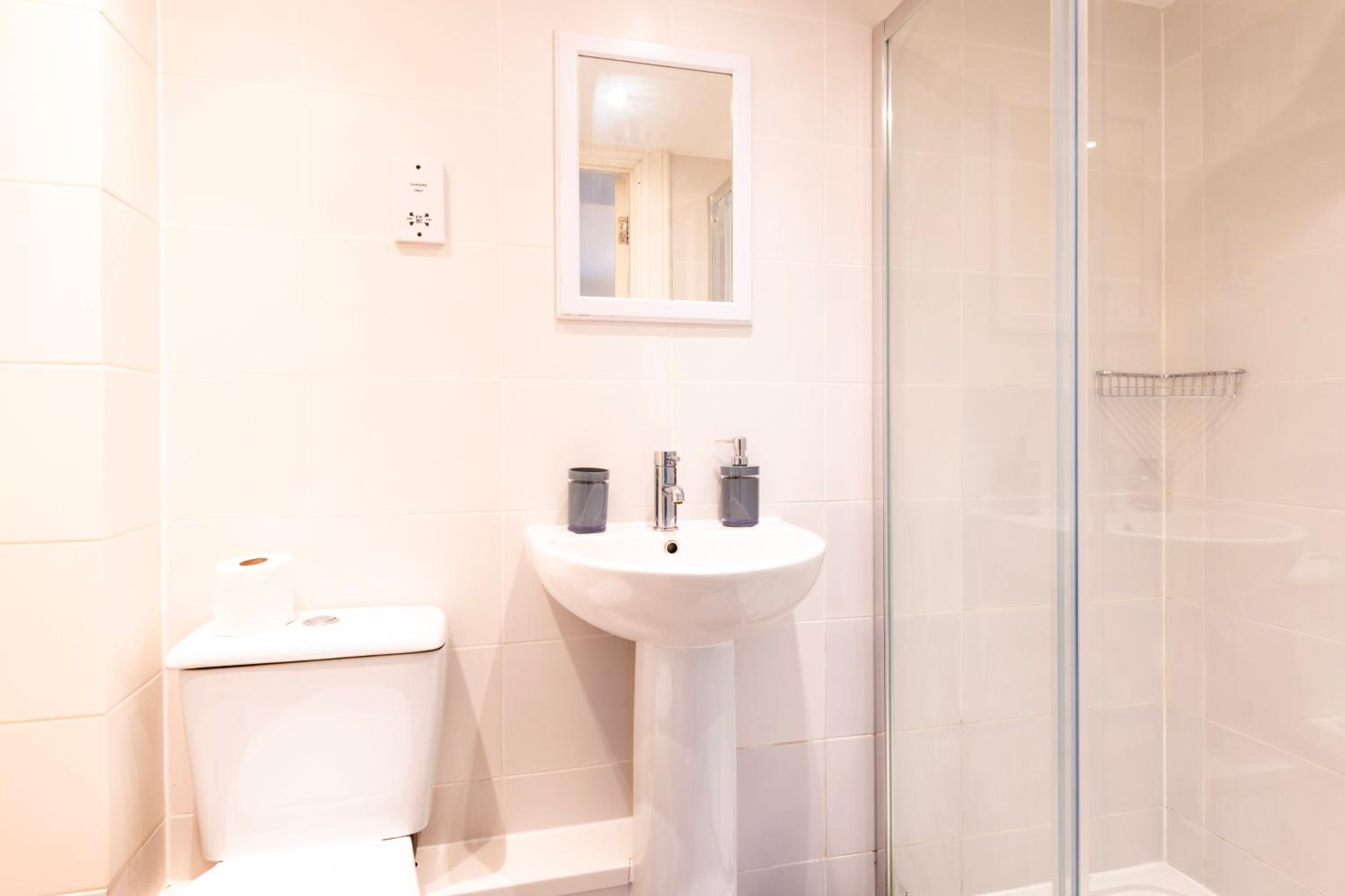 Spacious Queens - Sleeps 8 with Free Parking by Prescott Apartments view 5