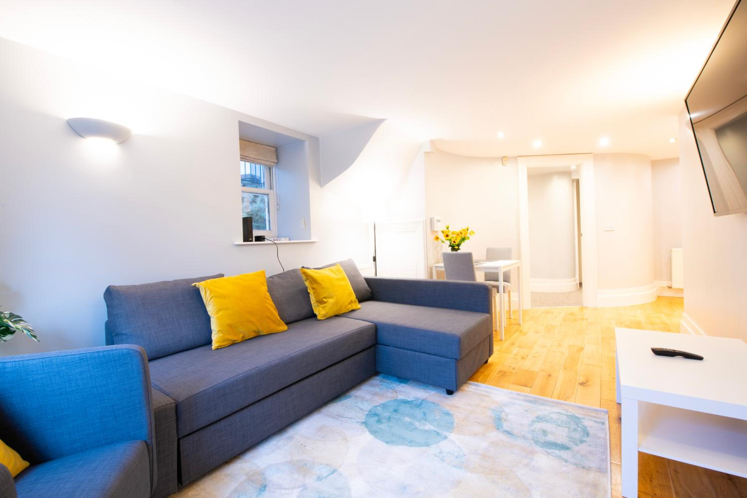 Spacious Queens - Sleeps 8 with Free Parking by Prescott Apartments view 2