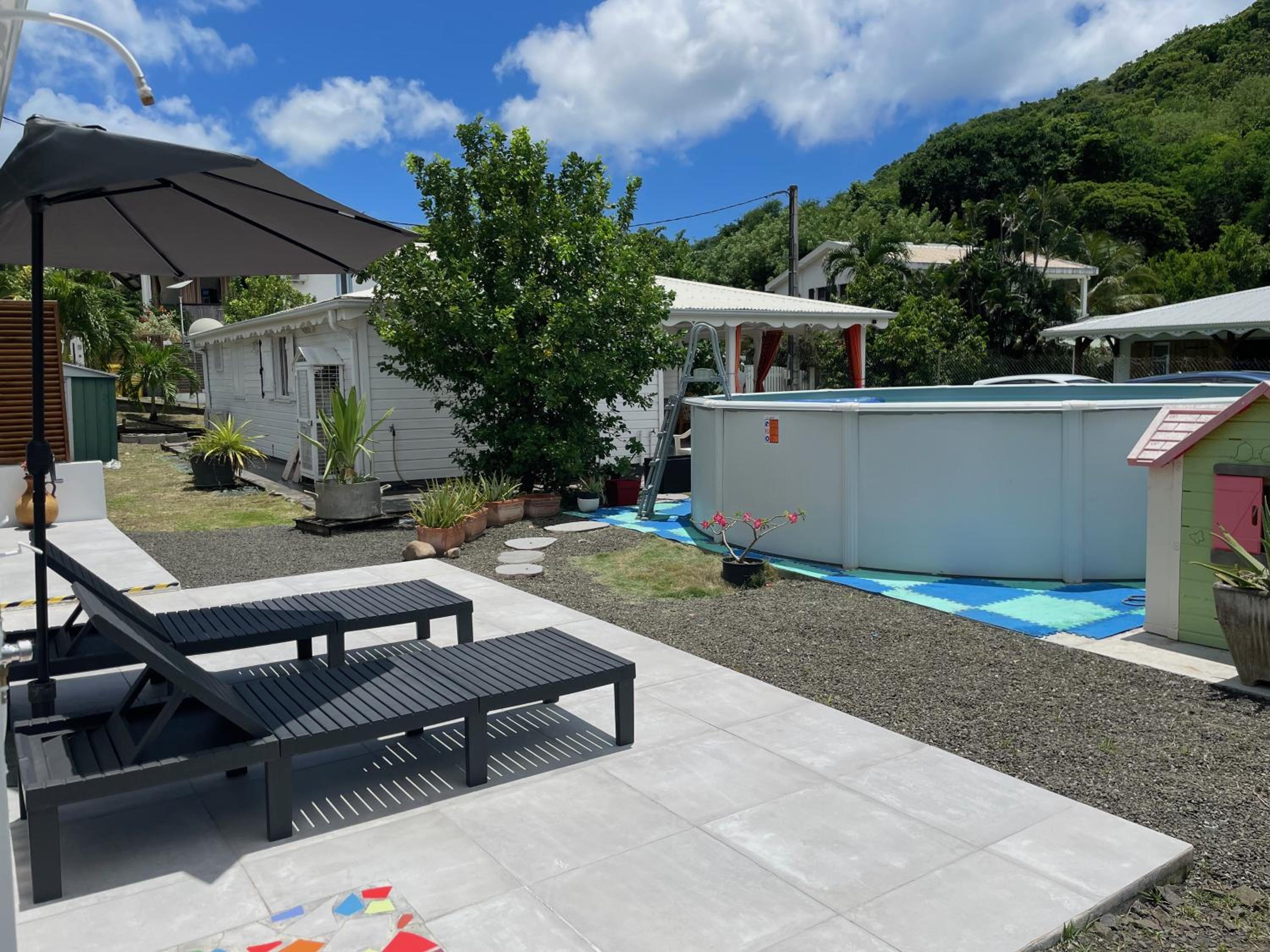 Bungalow "Doussin' Kreyol", au calme à 150m de la plage view 5