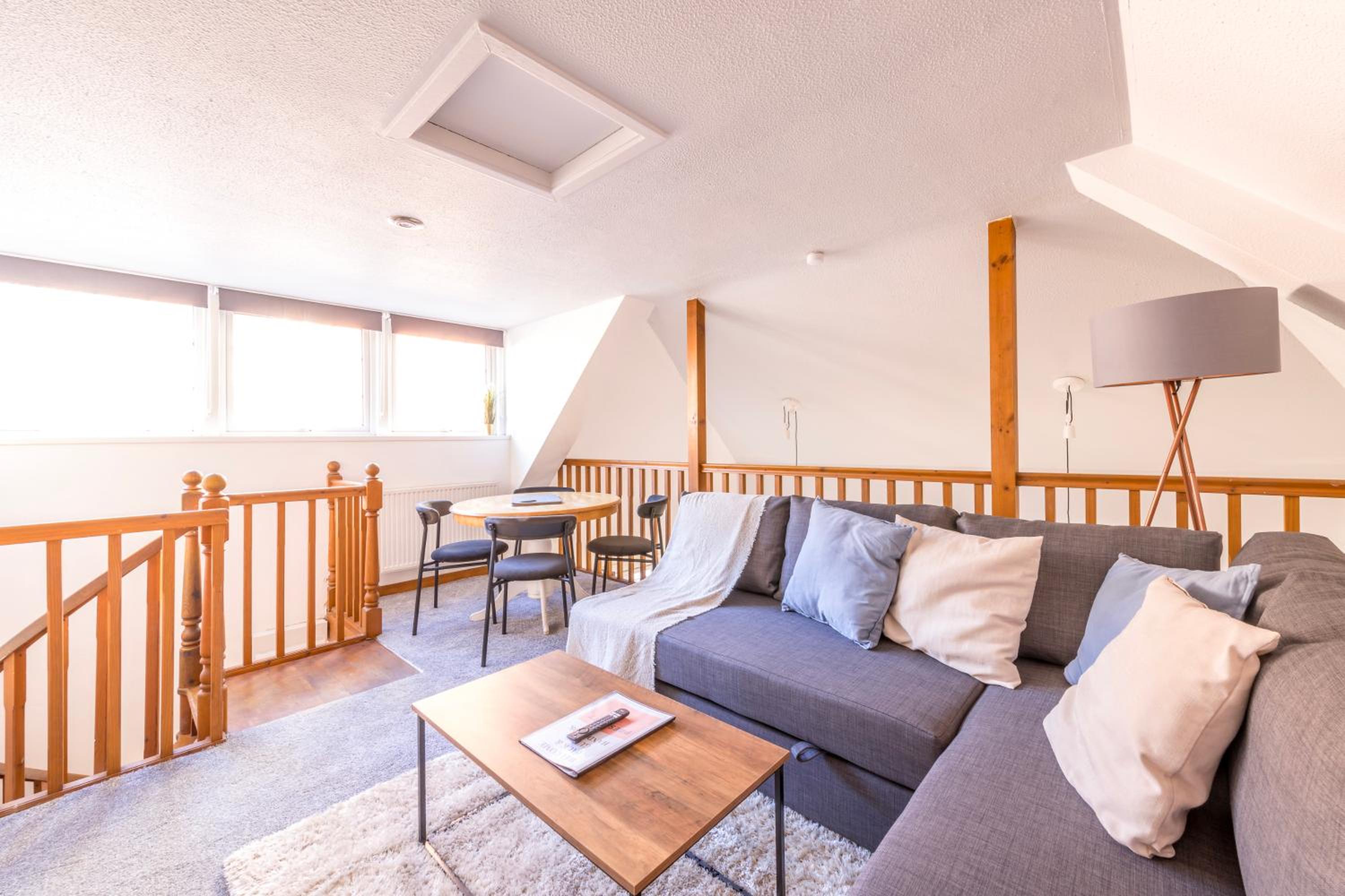 Newly Renovated Admiralty Terrace with FREE PARKING by Prescott Apartments view 4