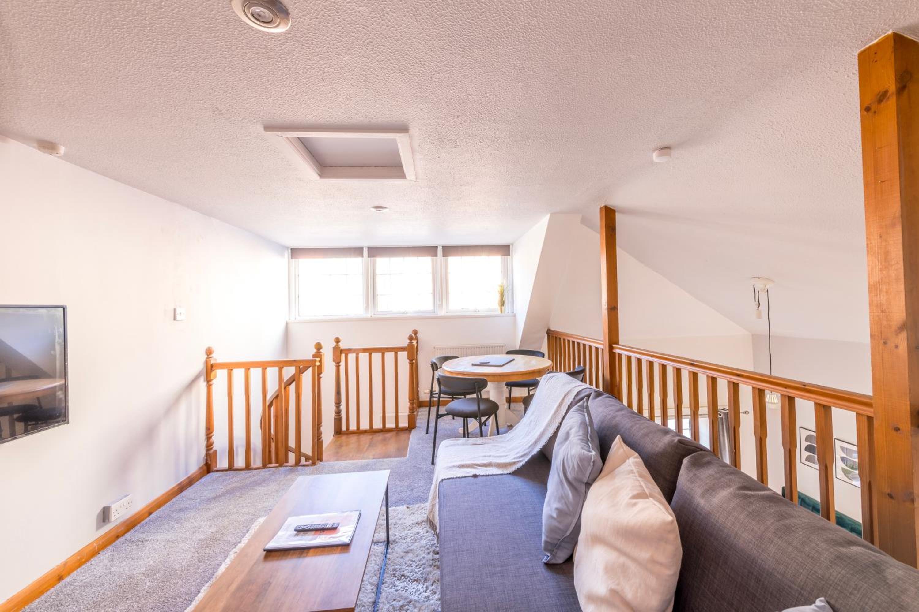 Newly Renovated Admiralty Terrace with FREE PARKING by Prescott Apartments view 3