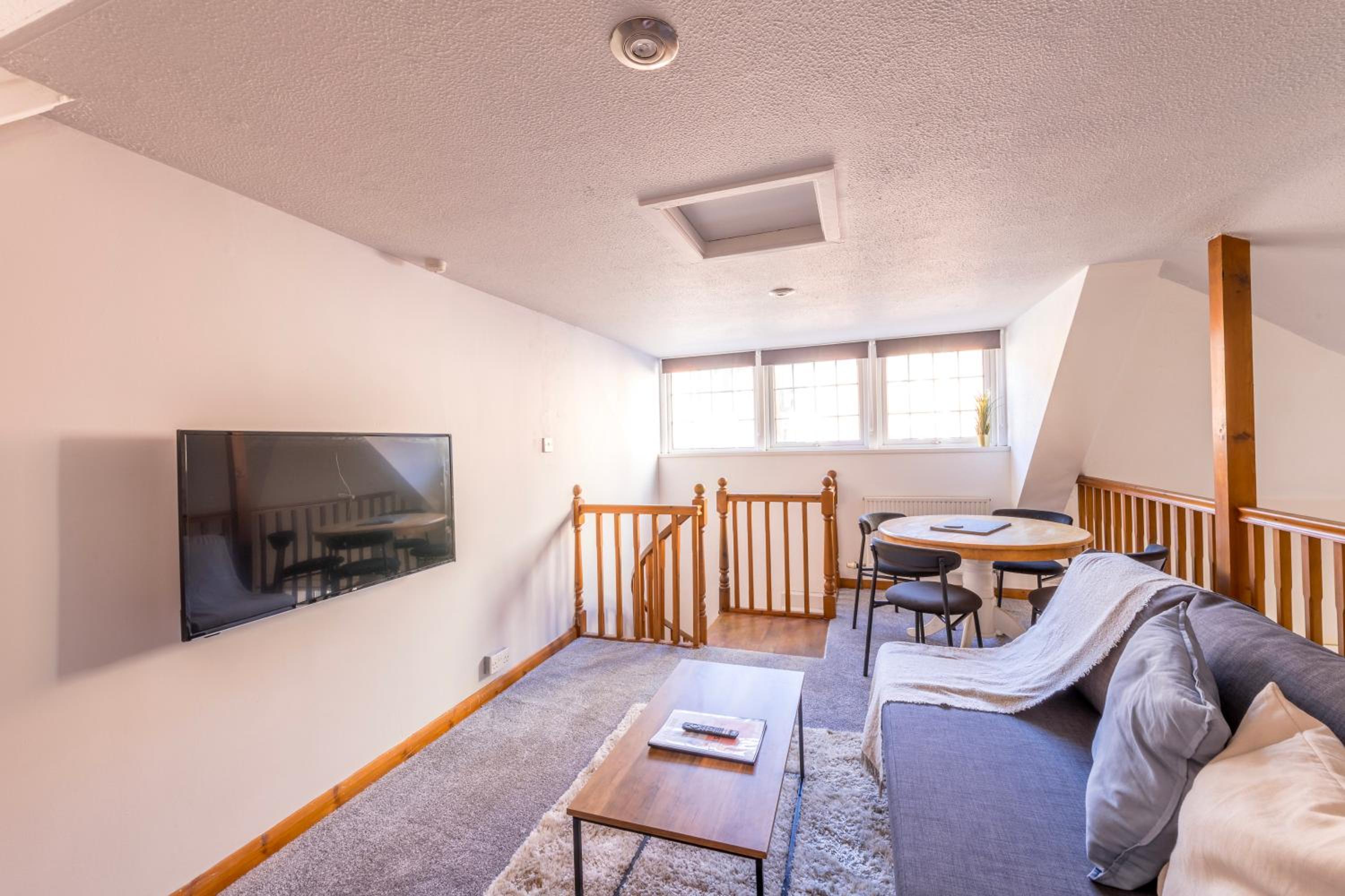Newly Renovated Admiralty Terrace with FREE PARKING by Prescott Apartments view 2
