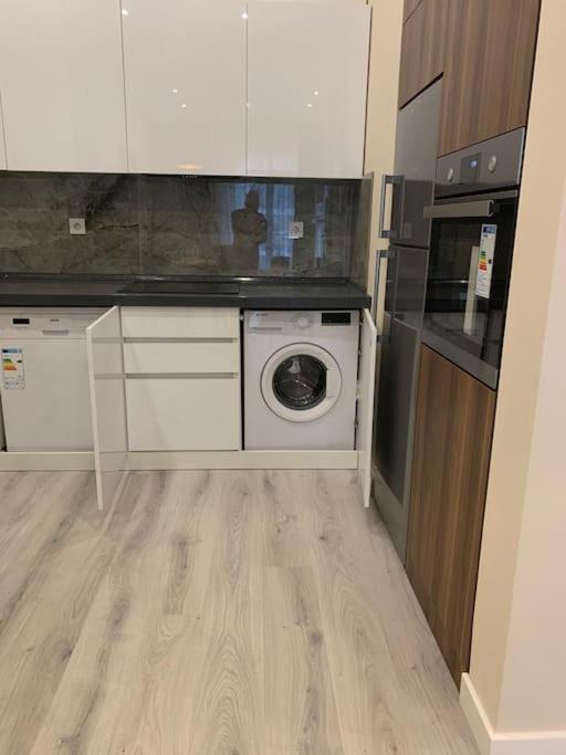 ağ şəhərdə modern mənzil