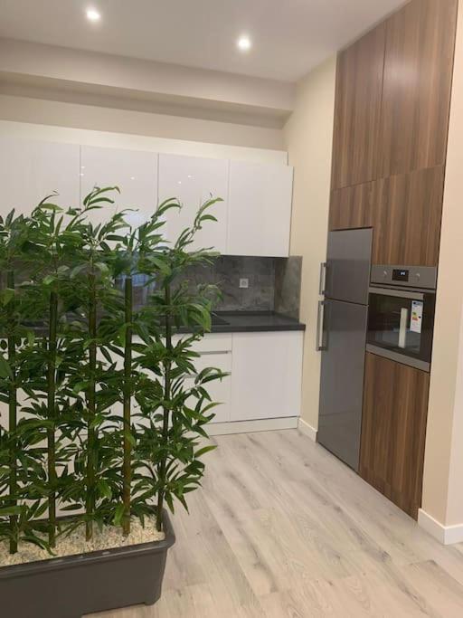 ağ şəhərdə modern mənzil