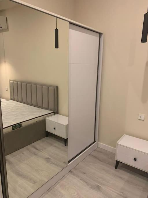 ağ şəhərdə modern mənzil