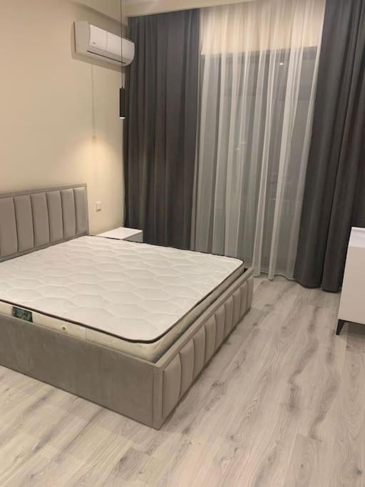 ağ şəhərdə modern mənzil