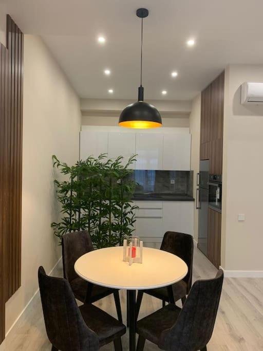 ağ şəhərdə modern mənzil