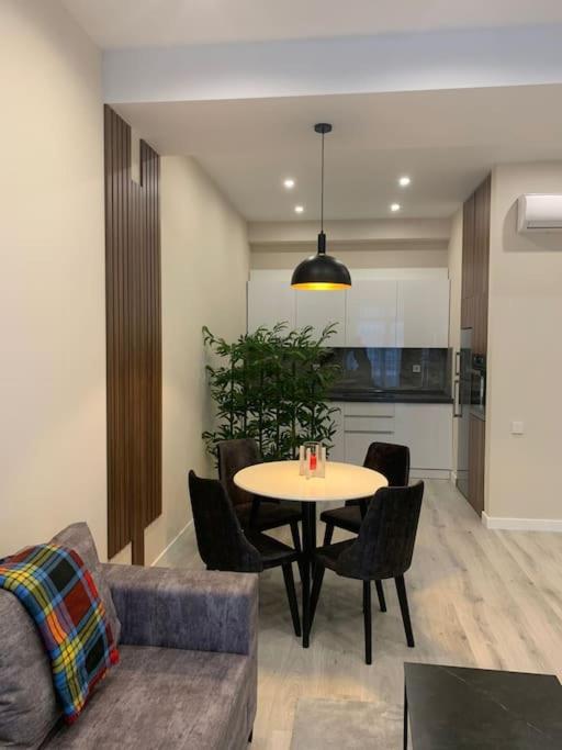 ağ şəhərdə modern mənzil