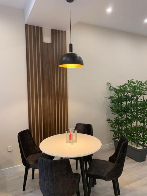ağ şəhərdə modern mənzil