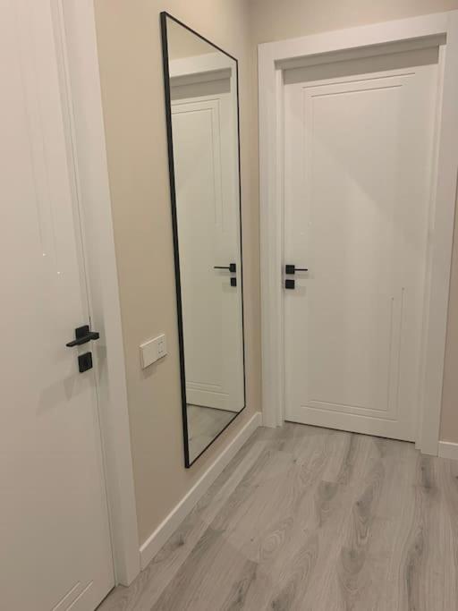 ağ şəhərdə modern mənzil