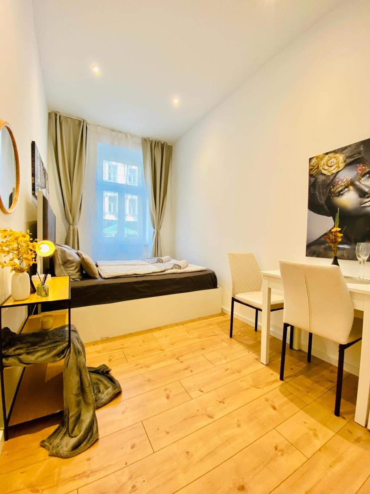 Ottakring Gem Shared 4BR Retreat Breathtaking City Views