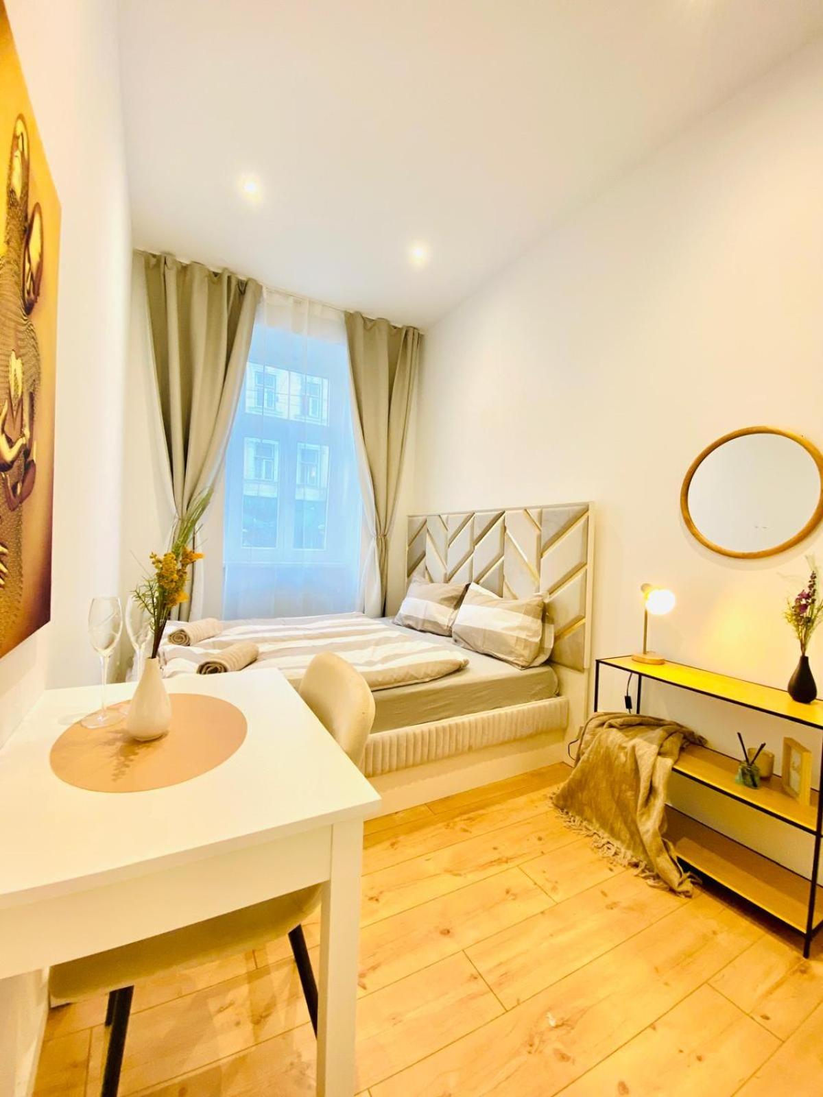Ottakring Gem Shared 4BR Retreat Breathtaking City Views