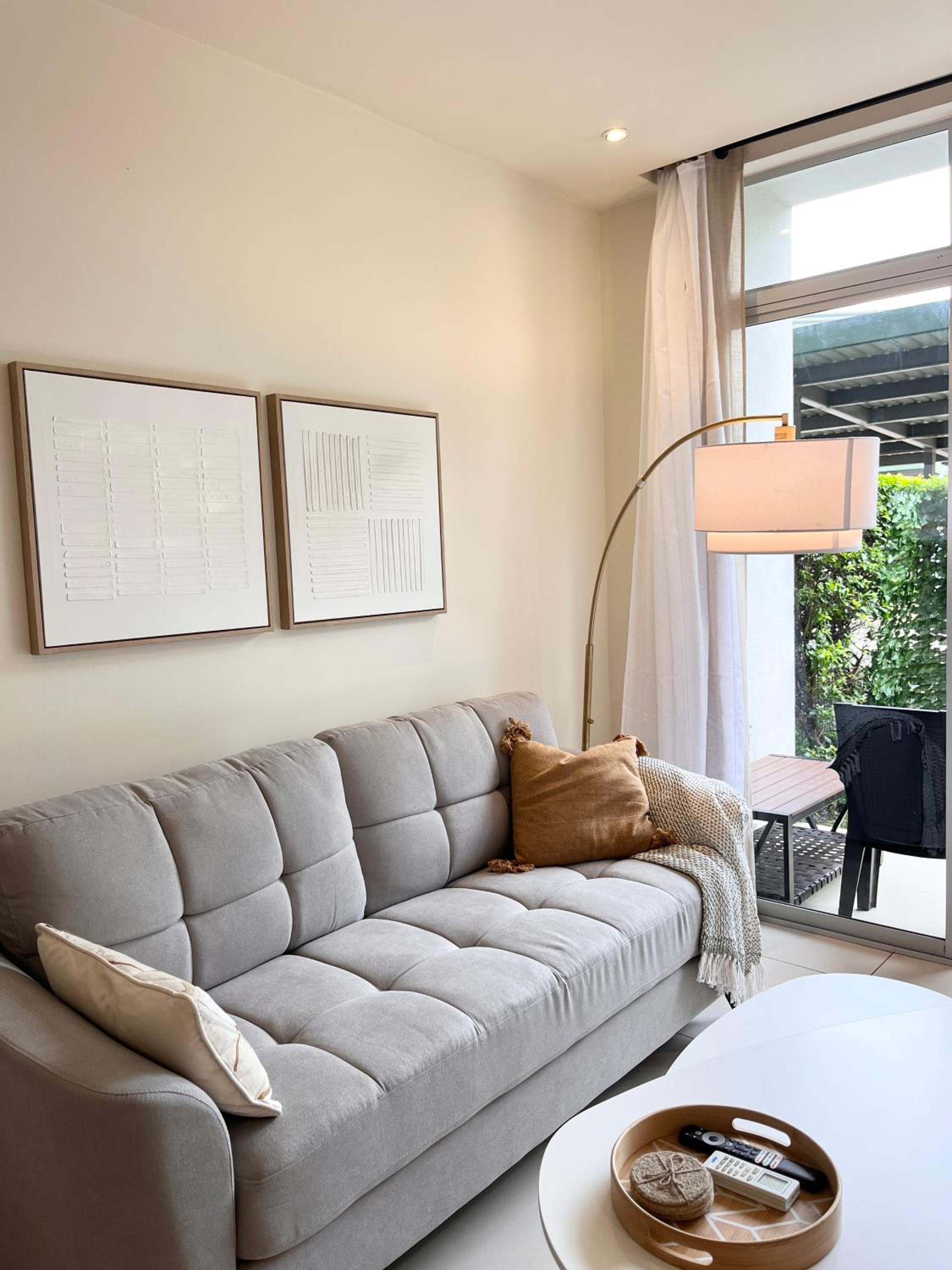 CR MARIPOSA RENTALS SANTA ANA RIVERPARK 2 BR, 2BH, Pool, Gym, WALK EVERYWHERE