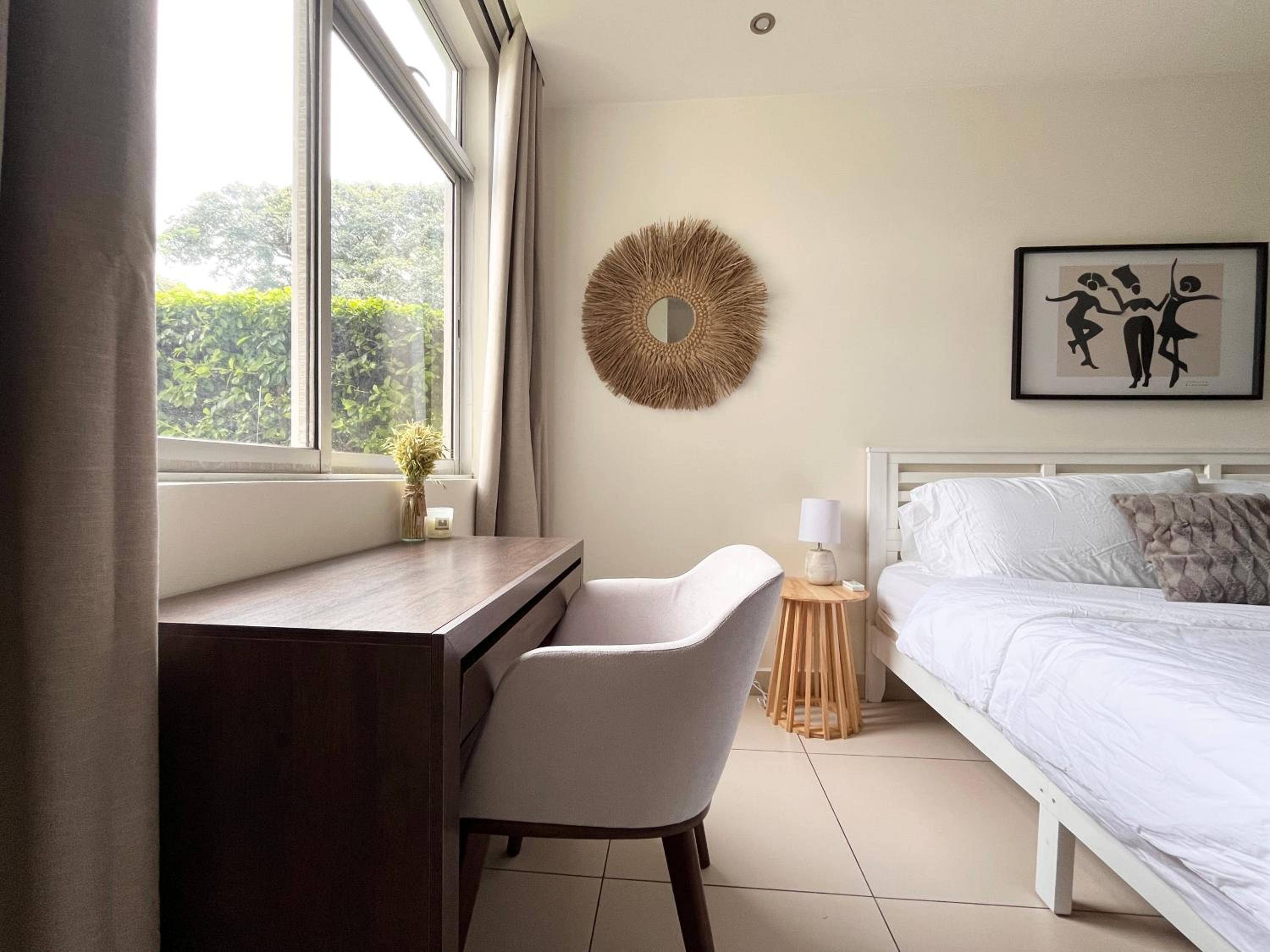 CR MARIPOSA RENTALS SANTA ANA RIVERPARK 2 BR, 2BH, Pool, Gym, WALK EVERYWHERE