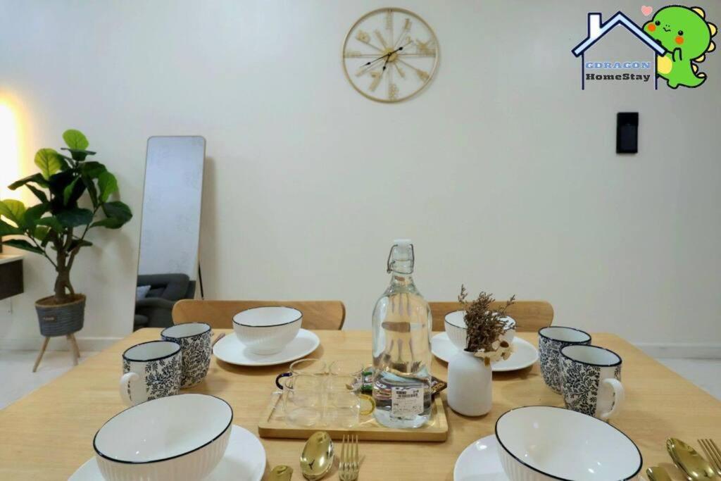 Setia Sky88 2BR balcony pool view by Gdragon Homestay