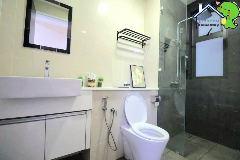 Setia Sky88 2BR balcony pool view by Gdragon Homestay