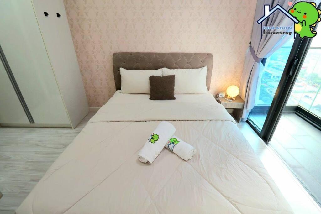 Setia Sky88 2BR balcony pool view by Gdragon Homestay