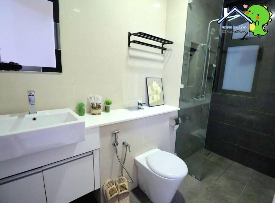 Setia Sky88 2BR balcony pool view by Gdragon Homestay