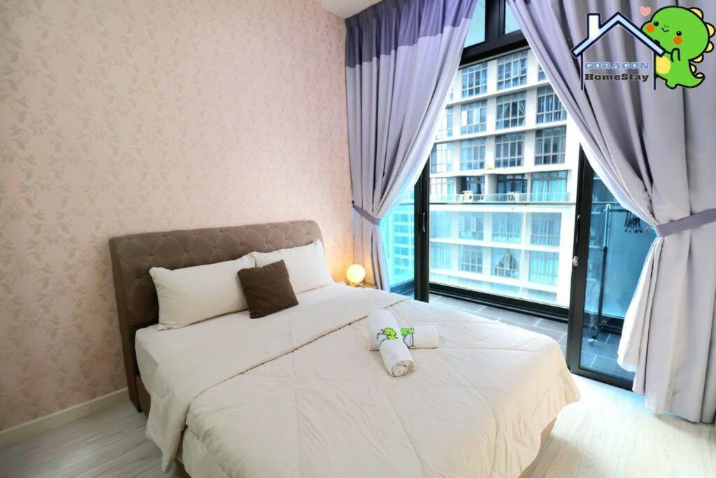 Setia Sky88 2BR balcony pool view by Gdragon Homestay