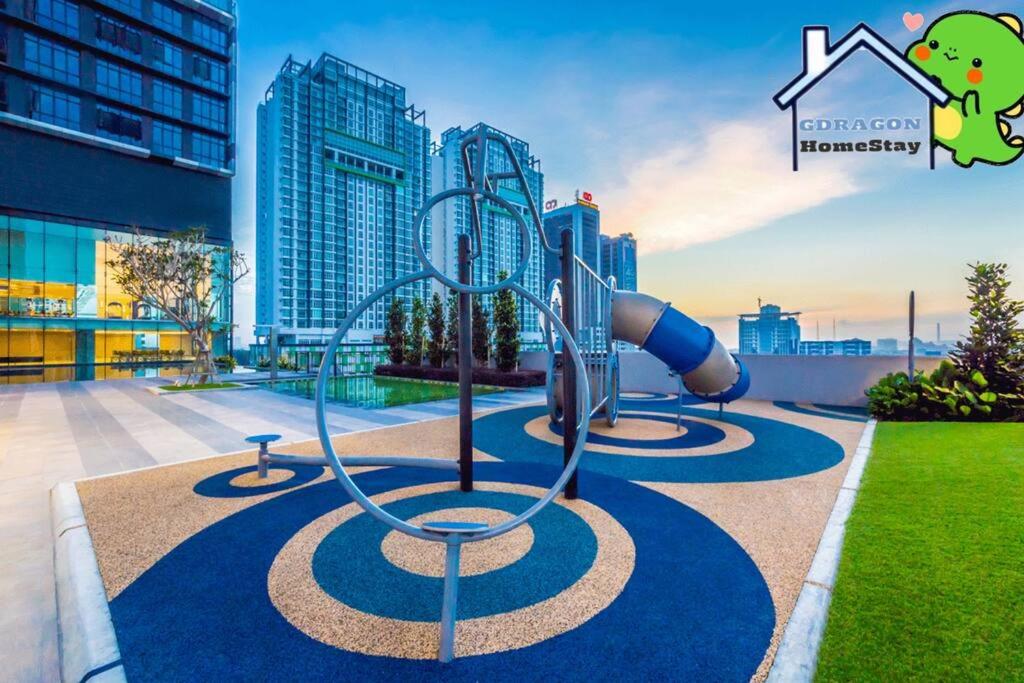 Setia Sky88 2BR balcony pool view by Gdragon Homestay