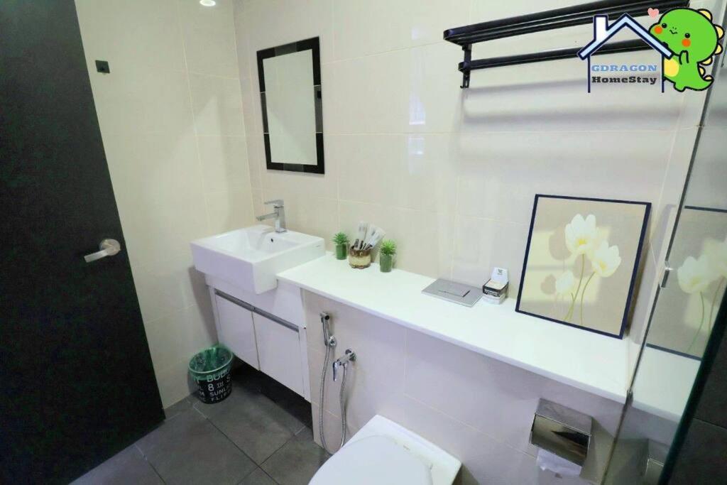 Setia Sky88 2BR balcony pool view by Gdragon Homestay