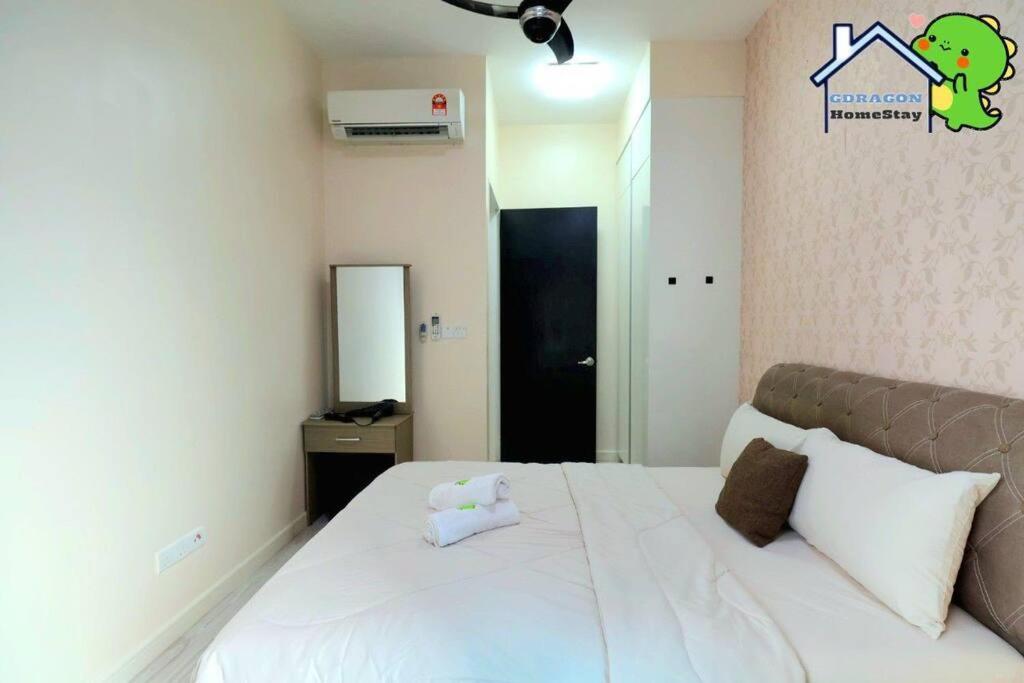 Setia Sky88 2BR balcony pool view by Gdragon Homestay