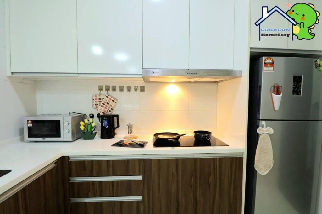 Setia Sky88 2BR balcony pool view by Gdragon Homestay