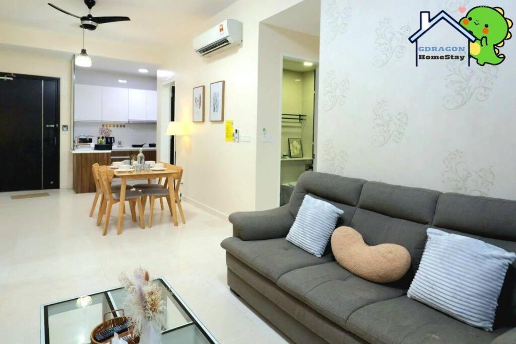 Setia Sky88 2BR balcony pool view by Gdragon Homestay