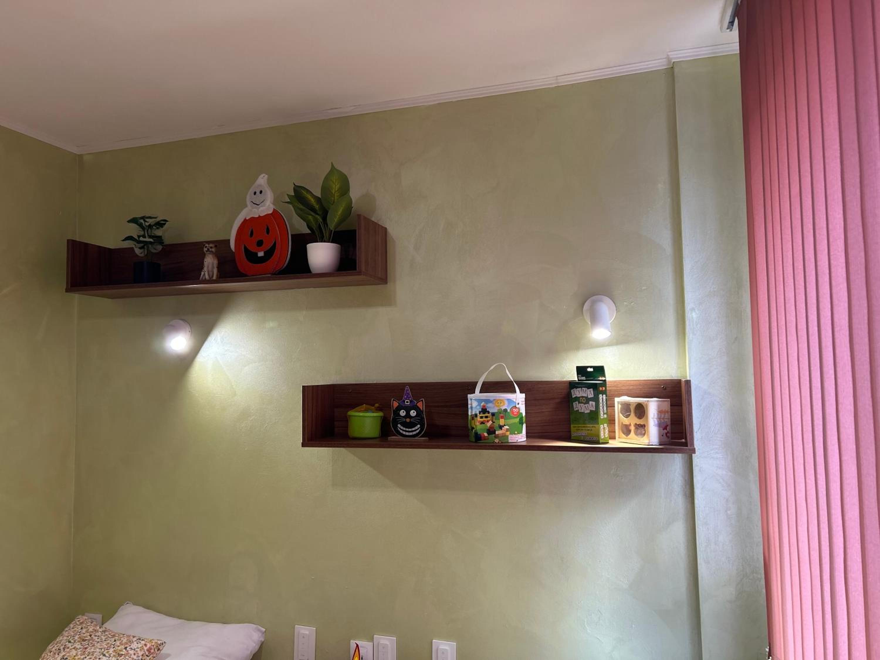 2-bedroom, 2-bathroom with fireplace and garden at Winslow Infinity