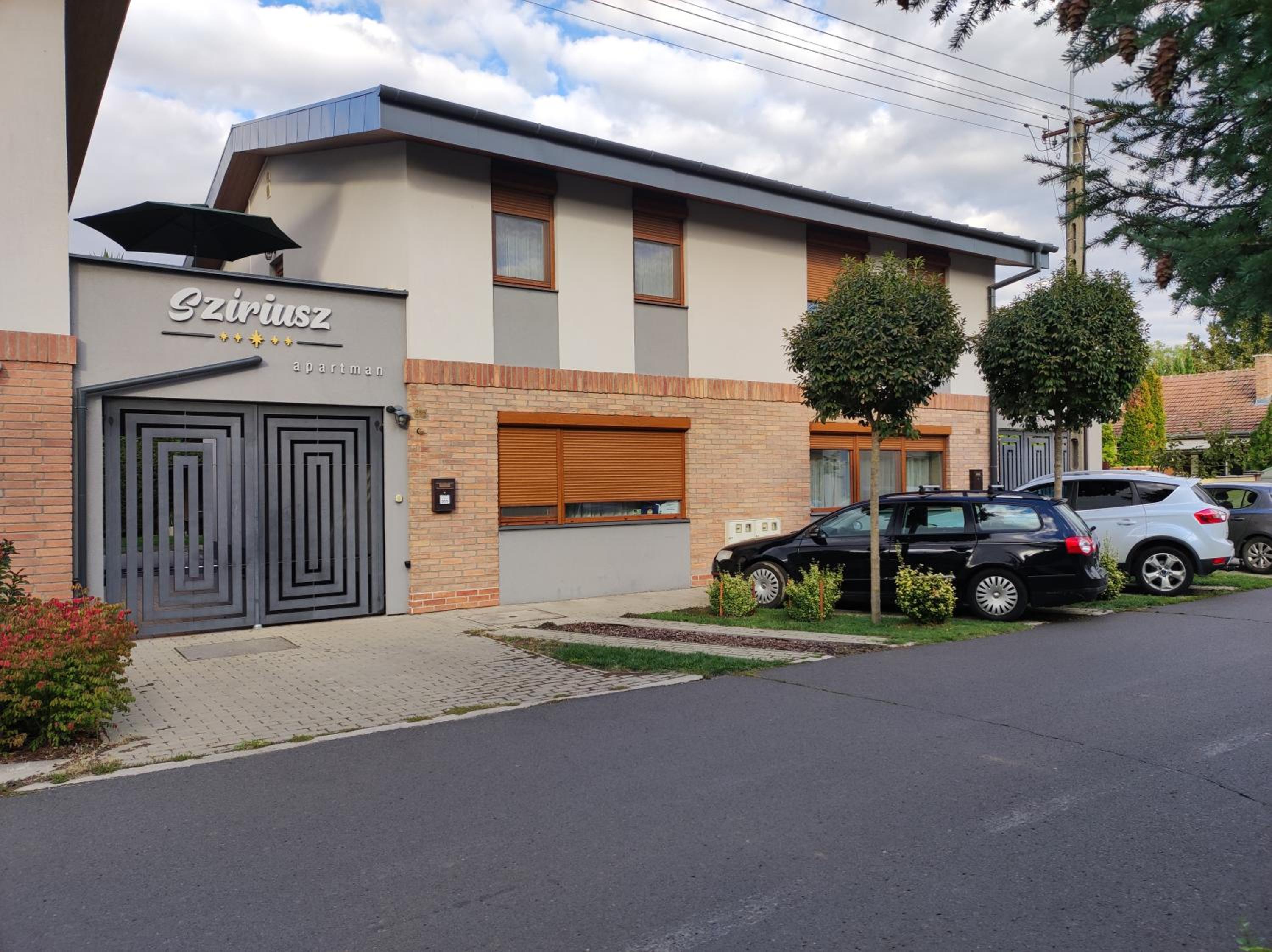 Hotel Szíriusz Apartmanház - Image 1
