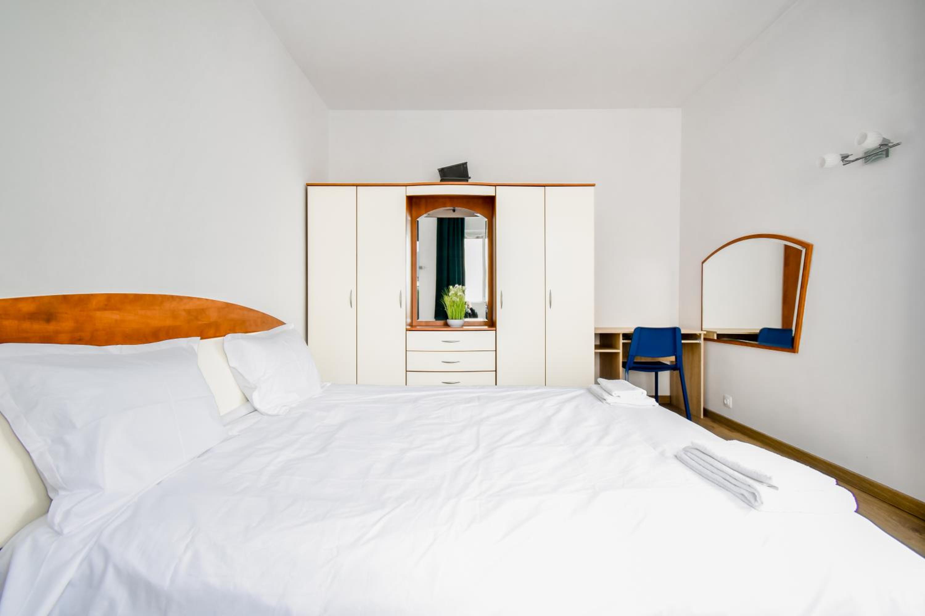 Large 2-BR Retreat, Walk to Sofias Top Spots