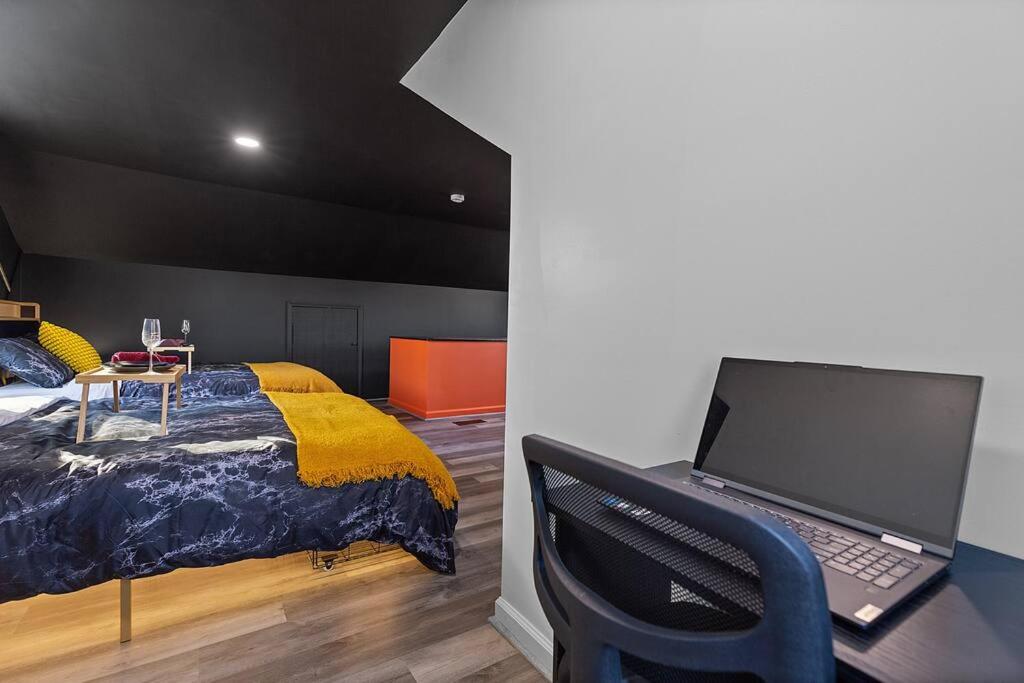 Dark House With HotTub TV in Rooms view 5