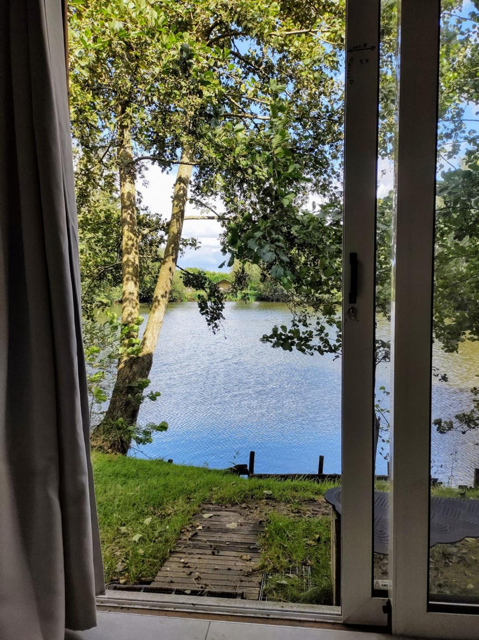 Huisje aan het water