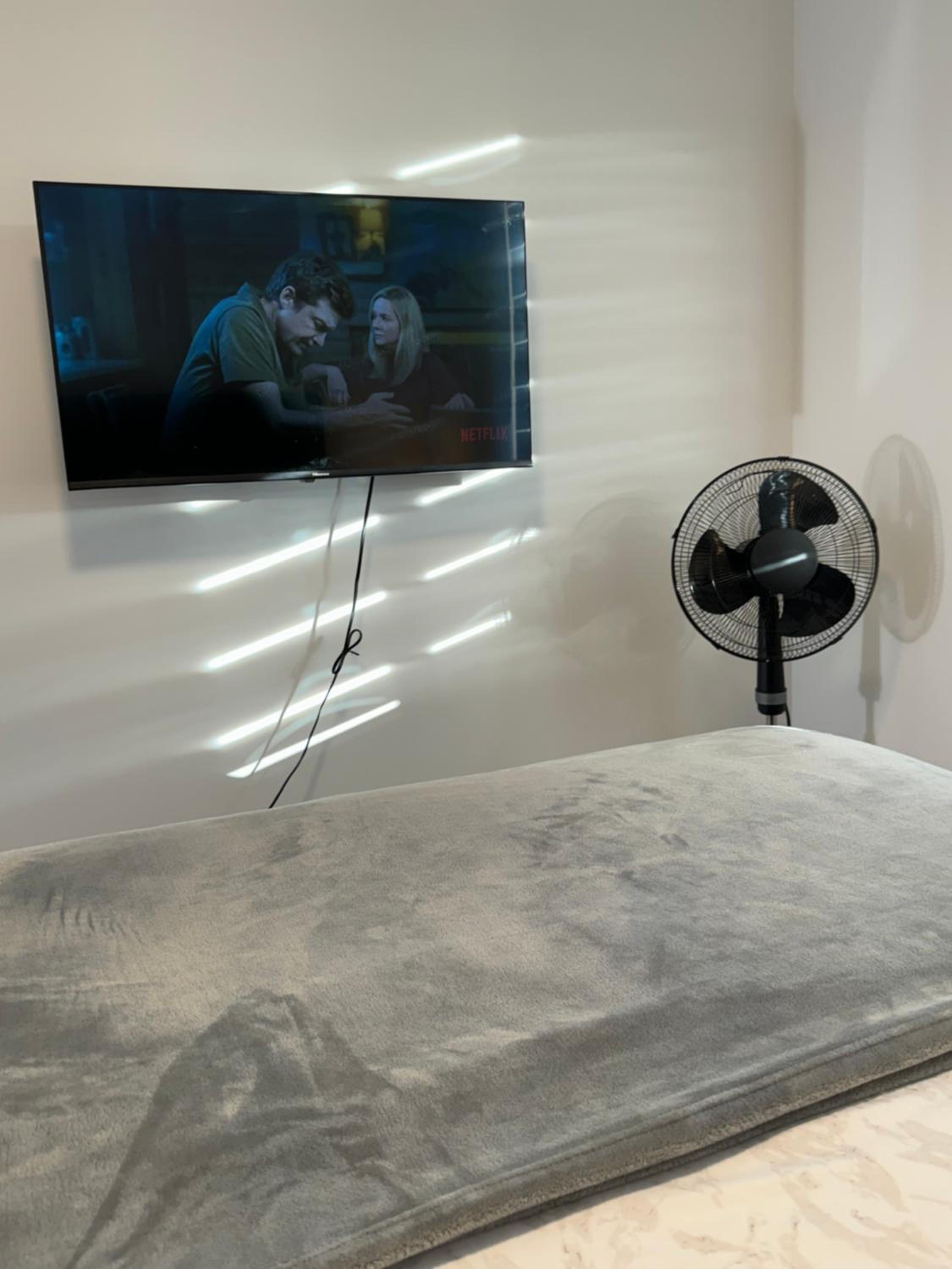 Serene Stay - Private Room and bath with Parking and Wi-Fi